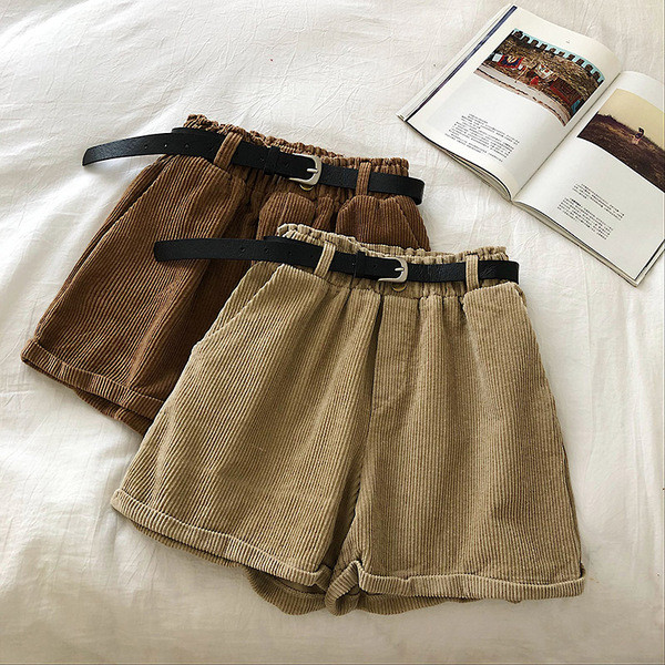 Divatos női rövidnadrág öv-retro stílusban