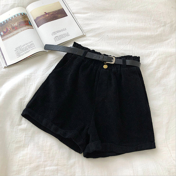 Divatos női rövidnadrág öv-retro stílusban