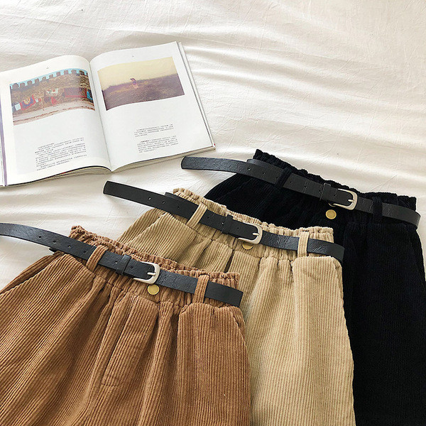 Divatos női rövidnadrág öv-retro stílusban