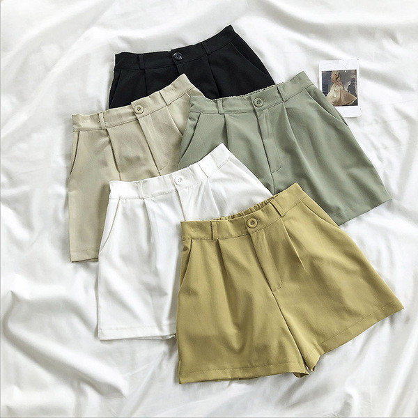 Alkalmi női rövidnadrág zsebekkel