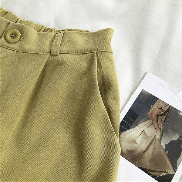 Alkalmi női rövidnadrág zsebekkel