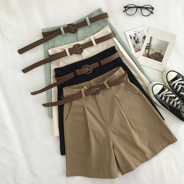 Női rövidnadrág új modellje - övvel