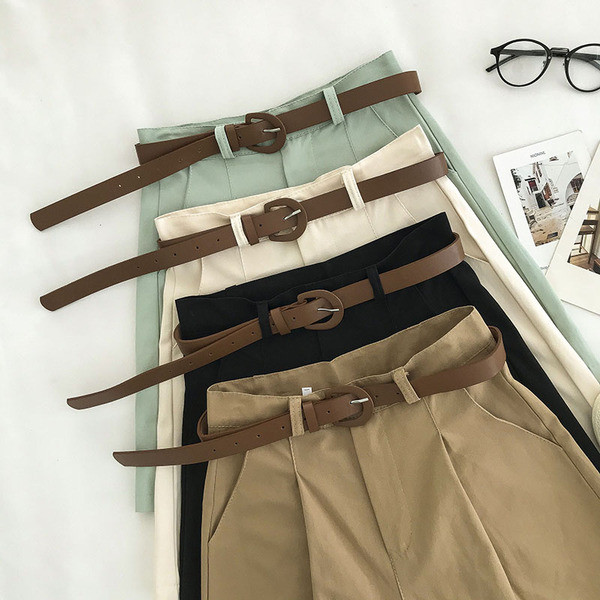 Női rövidnadrág új modellje - övvel