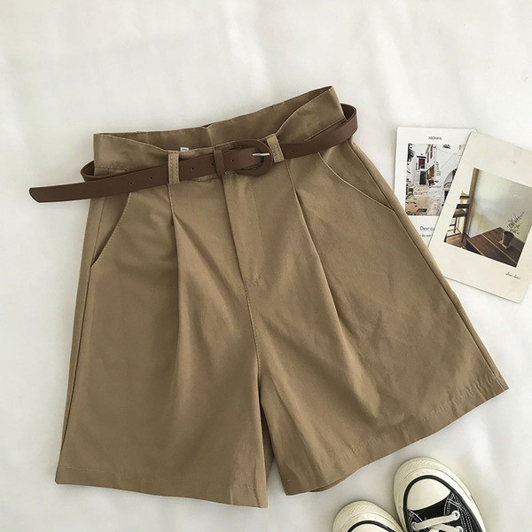 Női rövidnadrág új modellje - övvel