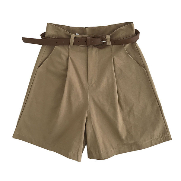 Női rövidnadrág új modellje - övvel