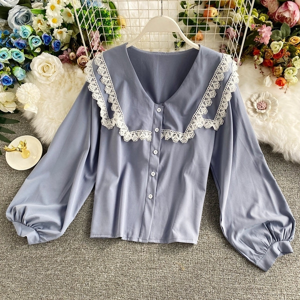 Mitmes värvitoonis nööpide ja spits-kaelusega naiste vabaajasärk