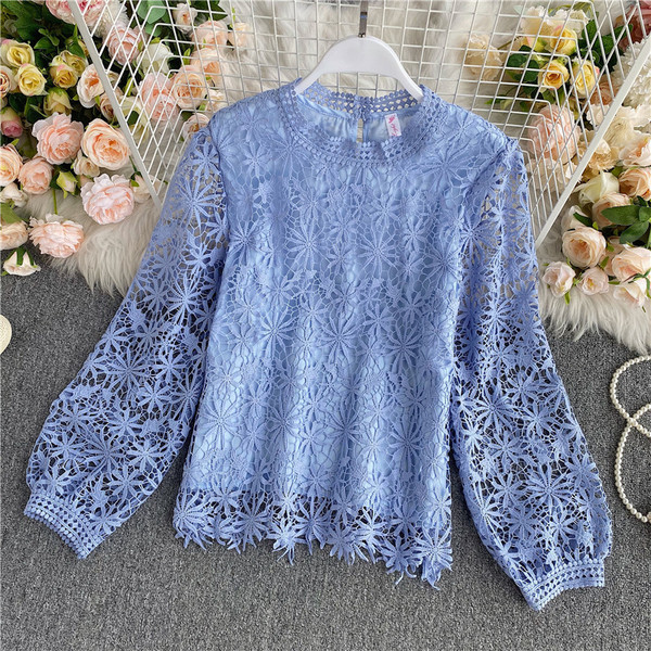 Moodne naiste pitssärk ovaalse kaelusega ja pikkade varrukatega