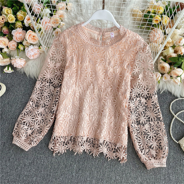 Moodne naiste pitssärk ovaalse kaelusega ja pikkade varrukatega