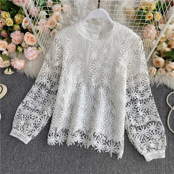 Moodne naiste pitssärk ovaalse kaelusega ja pikkade varrukatega