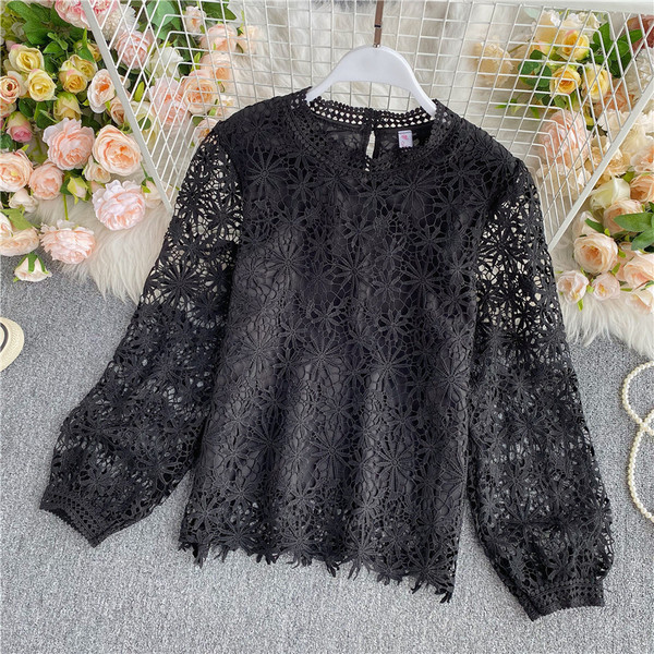 Moodne naiste pitssärk ovaalse kaelusega ja pikkade varrukatega