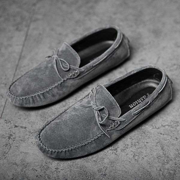 Mūsdienīgi vīriešu mokasīni no eko zamšādas ar mežģīnēm