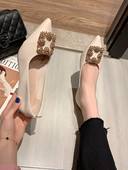 Stílusos női cipő fém csattal és 5 cm vékony sarokkal