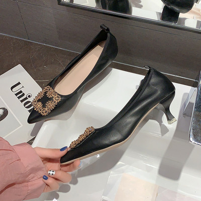 Stílusos női cipő fém csattal és 5 cm vékony sarokkal