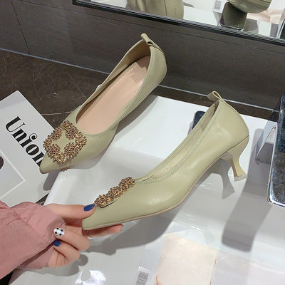 Stílusos női cipő fém csattal és 5 cm vékony sarokkal