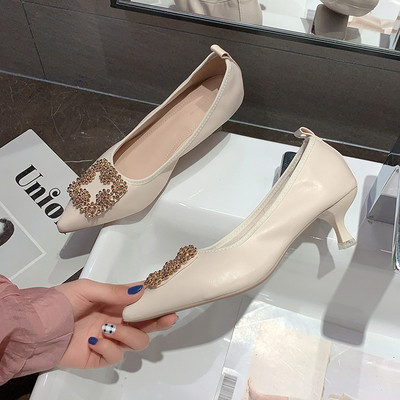 Stílusos női cipő fém csattal és 5 cm vékony sarokkal