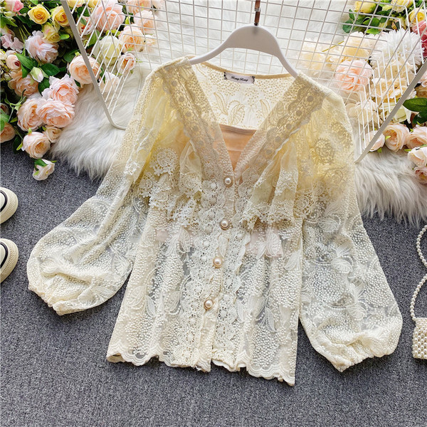 Női csipke ing spitz nyakkivágással és gombokkal