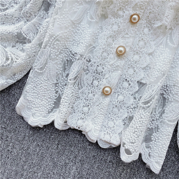 Női csipke ing spitz nyakkivágással és gombokkal