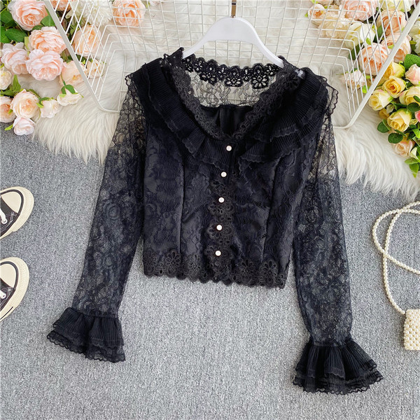 Modern női csipke ing spitz nyakkivágással, fehér és fekete gombokkal