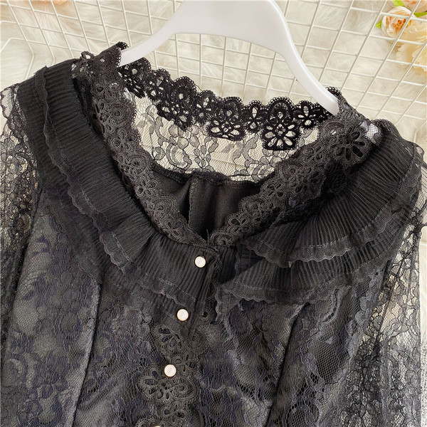 Modern női csipke ing spitz nyakkivágással, fehér és fekete gombokkal