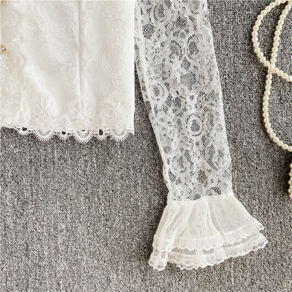 Modern női csipke ing spitz nyakkivágással, fehér és fekete gombokkal