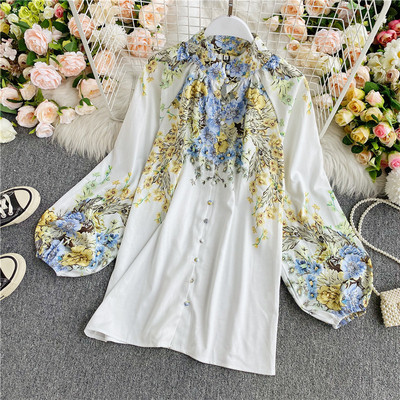 Moderns sieviešu krekls ar ziedu rakstu un garām piedurknēm ar pogām