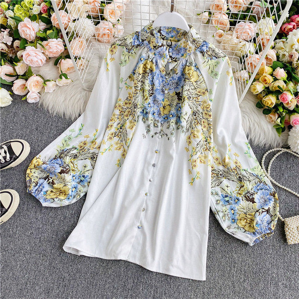 Moderns sieviešu krekls ar ziedu rakstu un garām piedurknēm ar pogām