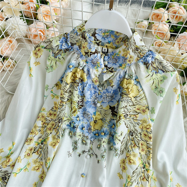 Moderns sieviešu krekls ar ziedu rakstu un garām piedurknēm ar pogām