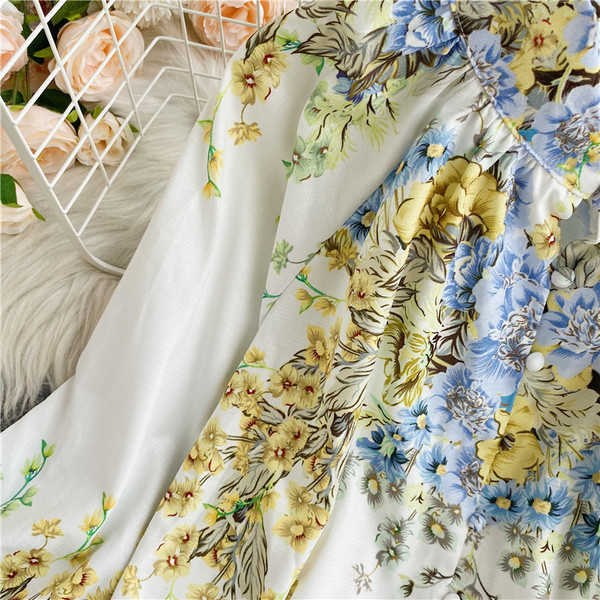 Moderns sieviešu krekls ar ziedu rakstu un garām piedurknēm ar pogām