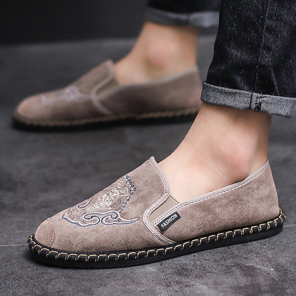 Modern férfi mokaszinok öko velúrból, hímzéssel