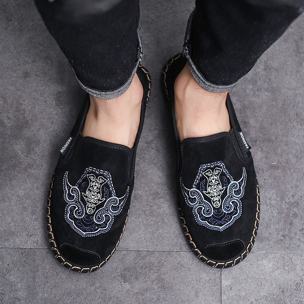 Modern férfi mokaszinok öko velúrból, hímzéssel