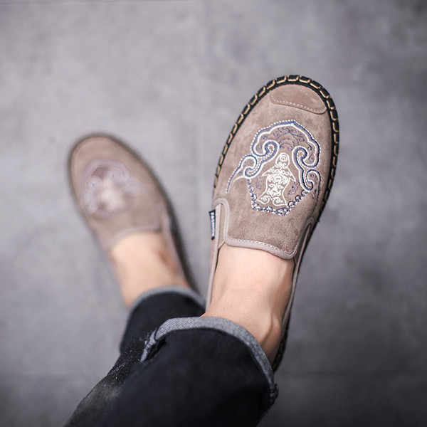 Modern férfi mokaszinok öko velúrból, hímzéssel