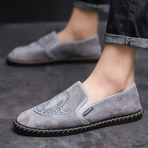 Modern férfi mokaszinok öko velúrból, hímzéssel