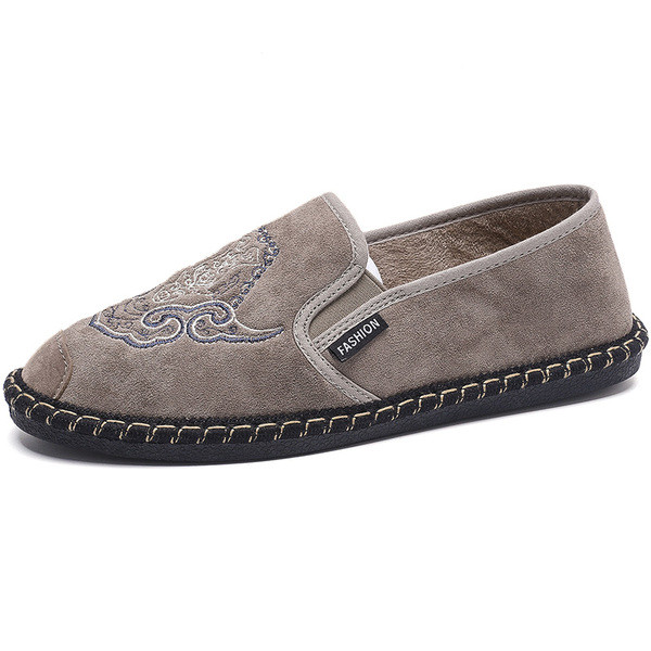 Modern férfi mokaszinok öko velúrból, hímzéssel