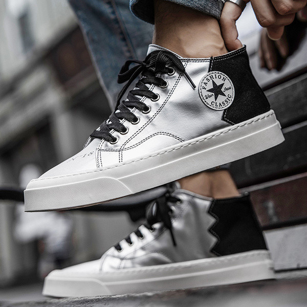 Férfi alkalmi tornacipő lapos talppal és fűzővel ezüst színben