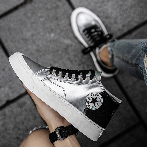 Férfi alkalmi tornacipő lapos talppal és fűzővel ezüst színben