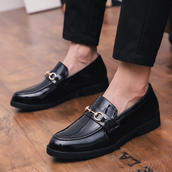 Mūsdienīgi vīriešu mokasīni no eko ādas ar spīdīgu efektu