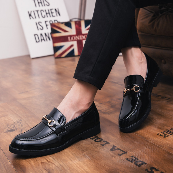 Mūsdienīgi vīriešu mokasīni no eko ādas ar spīdīgu efektu