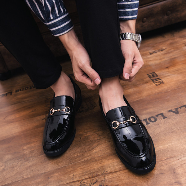 Mūsdienīgi vīriešu mokasīni no eko ādas ar spīdīgu efektu