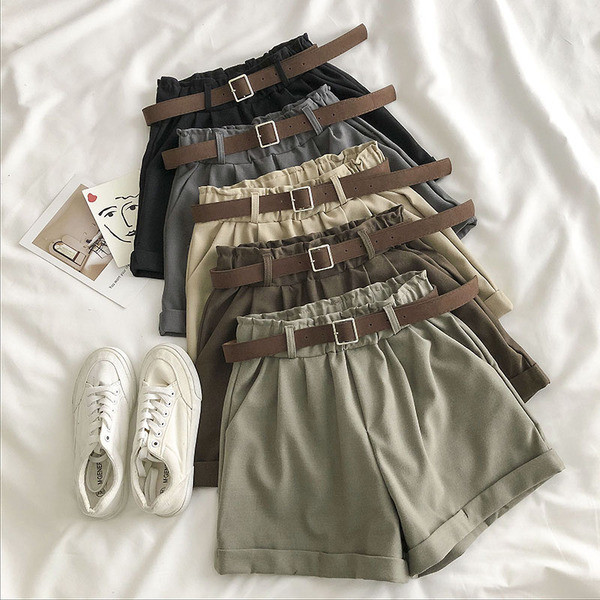 Īsi sieviešu džinsi ar augstu vidukli un jostu - plats modelis