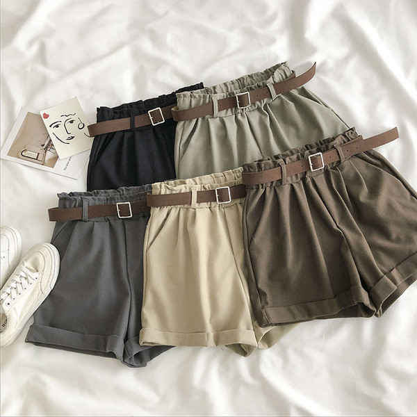 Īsi sieviešu džinsi ar augstu vidukli un jostu - plats modelis