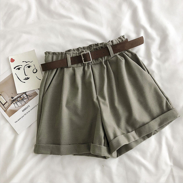 Īsi sieviešu džinsi ar augstu vidukli un jostu - plats modelis