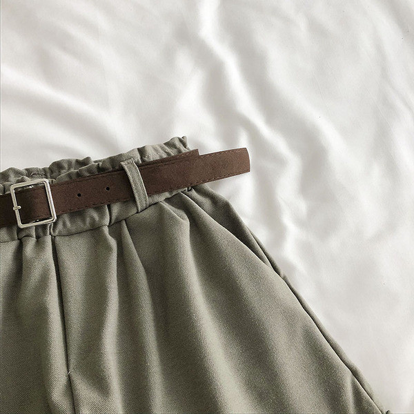 Īsi sieviešu džinsi ar augstu vidukli un jostu - plats modelis