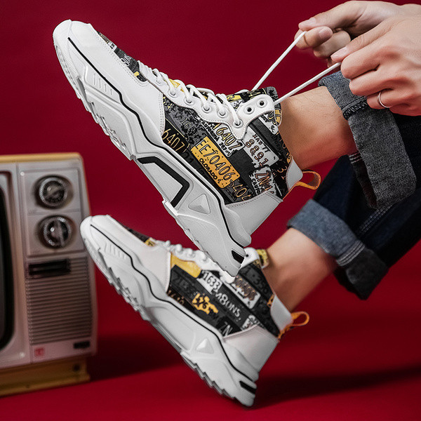 Ikdienas vīriešu kedas ar mežģīnēm un raupju zoli