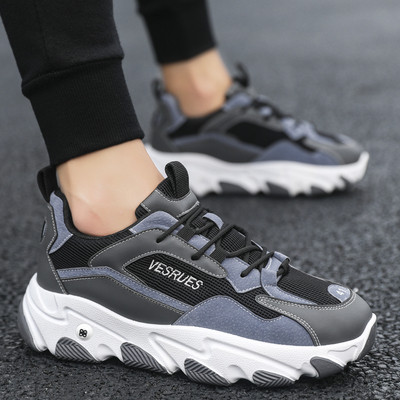 Alkalmi férfi tornacipő fekete-fehér színben, fűzővel