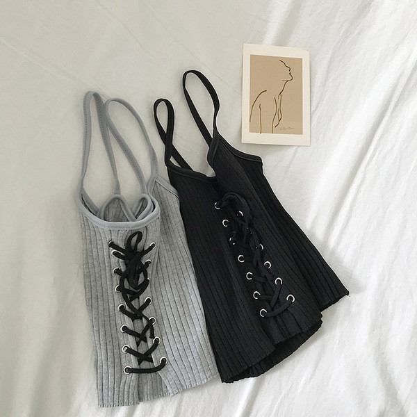 Jauna modeļa sieviešu topiņš ar plānām lencītēm un saitēm