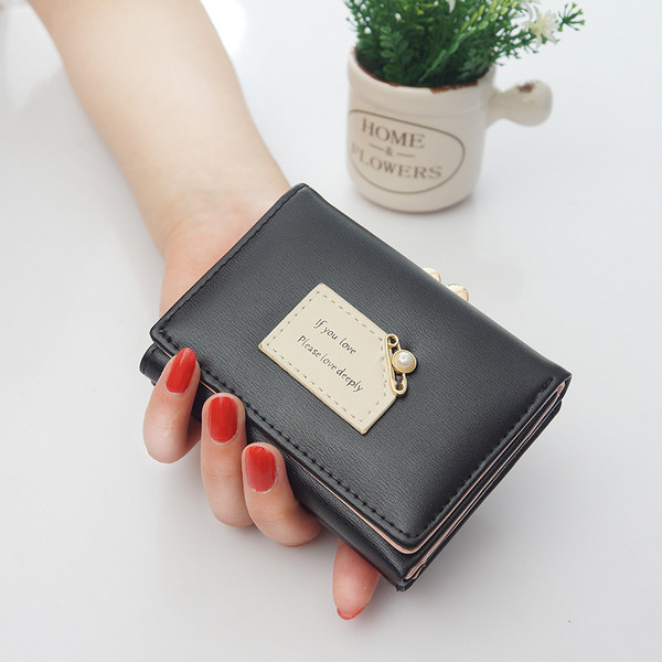 Moteriška piniginė iš eko odos su metaliniu elementu