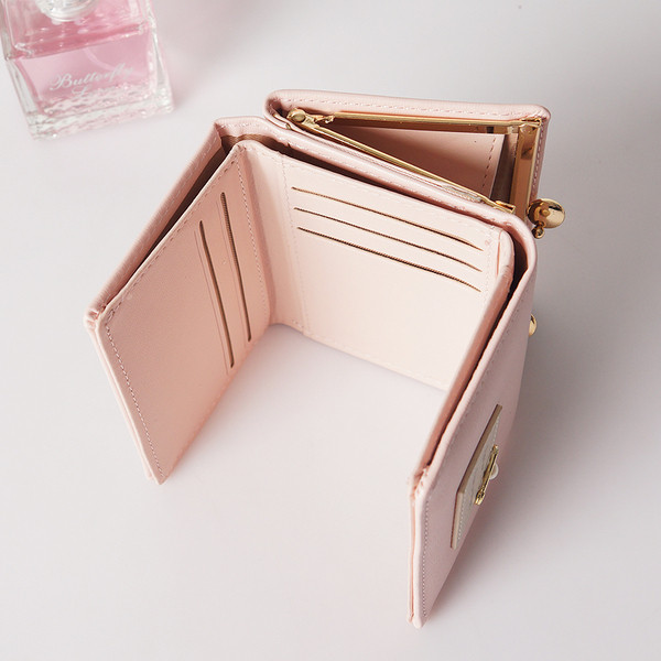 Moteriška piniginė iš eko odos su metaliniu elementu