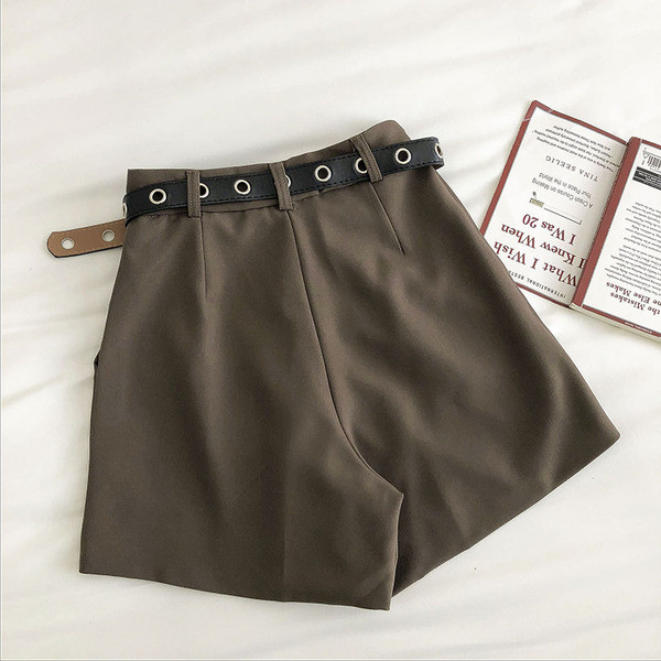 Jauns sieviešu šortu modelis ar paaugstinātu jostasvietu