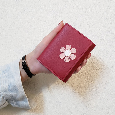 Mazs sieviešu maciņš no eko ādas un ziedu izšuvumiem