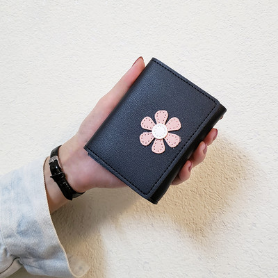 Mazs sieviešu maciņš no eko ādas un ziedu izšuvumiem